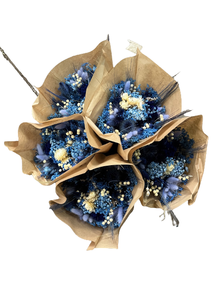 Strauß aus Trockenblumen in Blau