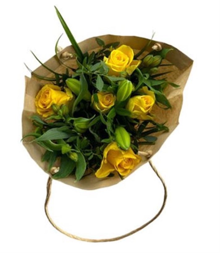 Blumenstrauß mit Gelben Rosen in der Papiertüte  